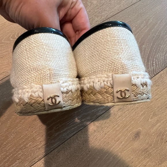 CHANEL Cream and Black Espadrille Flats - Picture 6 of 12